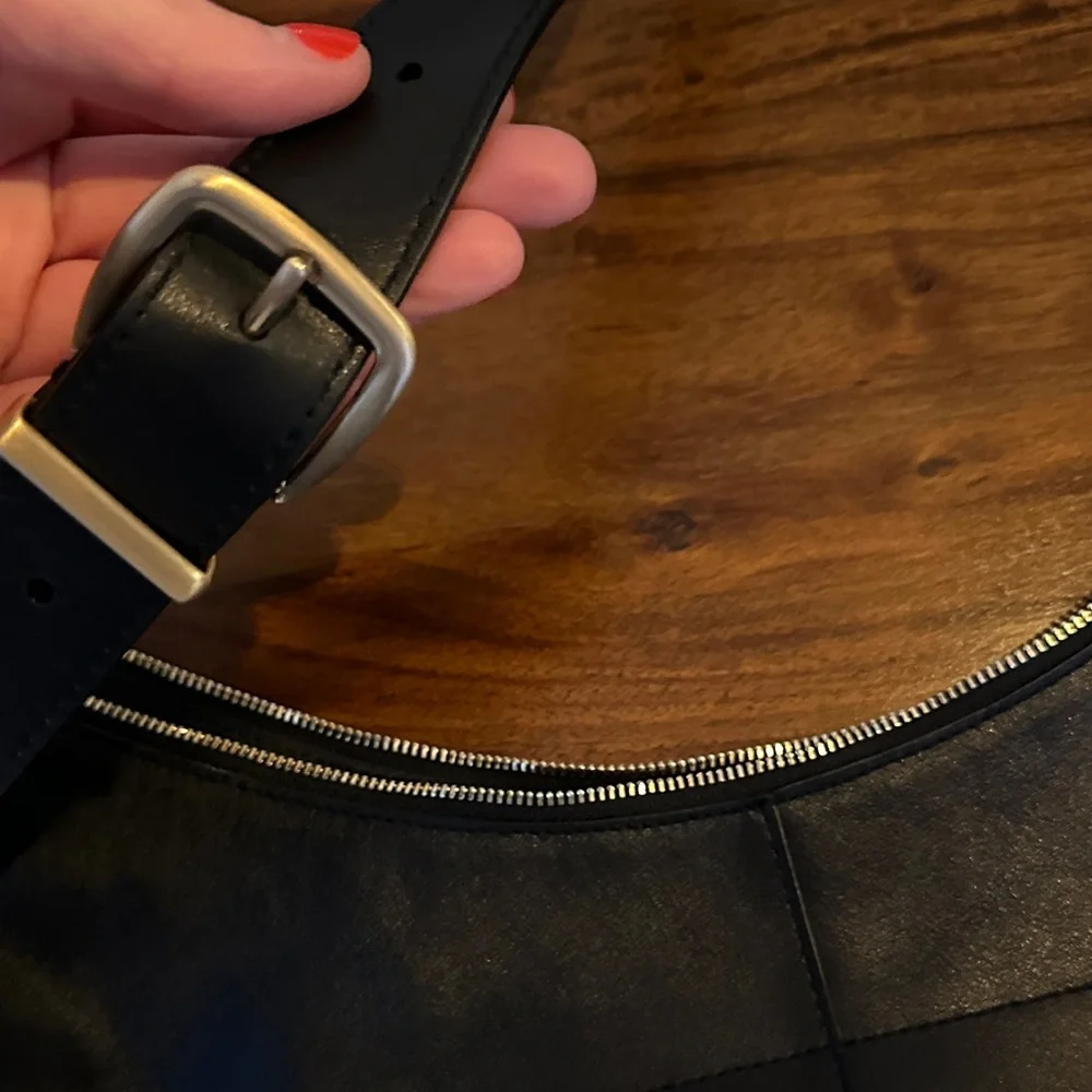 Madewell Essential Curve Shoulder Bag - Picture 7 of 10